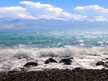 Mavi gökyüzü manzarası ve etkin bir dinlenme yeri olarak deniz plajı