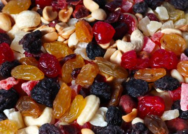 Sağlıklı bir yemeğin parçası olarak kurutulmuş meyve ve fındık