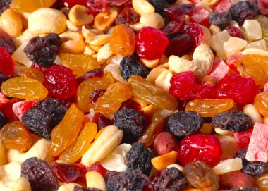 Sağlıklı bir yemeğin parçası olarak kurutulmuş meyve ve fındık