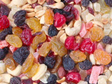 Sağlıklı bir yemeğin parçası olarak kurutulmuş meyve ve fındık