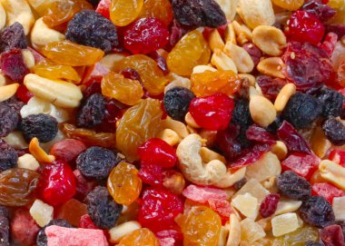 Sağlıklı bir yemeğin parçası olarak kurutulmuş meyve ve fındık