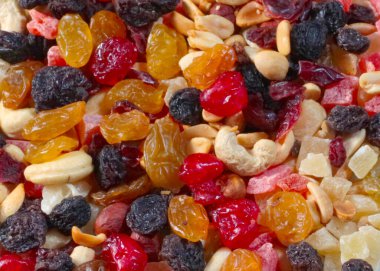 Sağlıklı bir yemeğin parçası olarak kurutulmuş meyve ve fındık