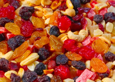 Sağlıklı bir yemeğin parçası olarak kurutulmuş meyve ve fındık