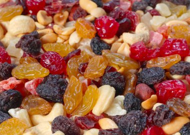 Sağlıklı bir yemeğin parçası olarak kurutulmuş meyve ve fındık