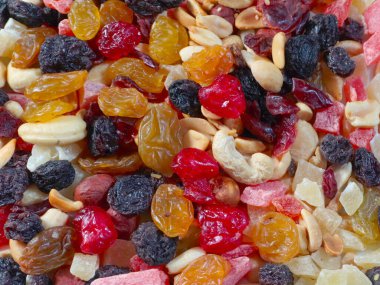 Sağlıklı bir yemeğin parçası olarak kurutulmuş meyve ve fındık