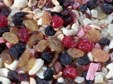 Sağlıklı bir yemeğin parçası olarak kurutulmuş meyve ve fındık