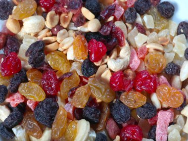 Sağlıklı beslenmenin bir parçası olarak kurutulmuş meyve ve fındık.