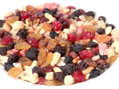 Sağlıklı beslenmenin bir parçası olarak kurutulmuş meyve ve fındık.