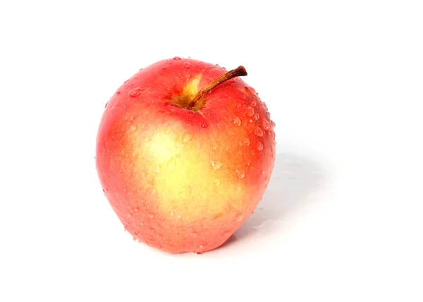 澄んだ水の滴で美しい熟した赤いリンゴ — ストック写真