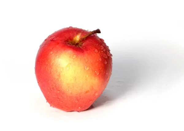 Piękne Dojrzałe Czerwone Jabłko Kroplami Czystej Wody — Zdjęcie stockowe