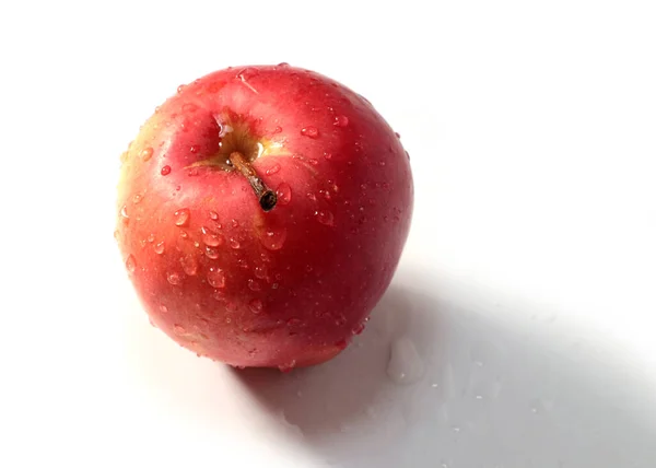 Piękne Dojrzałe Czerwone Jabłko Kroplami Czystej Wody — Zdjęcie stockowe