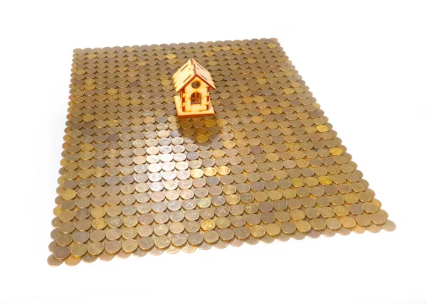 一块金属硬币 俄罗斯卢布和一栋木头房子 作为建筑业的例证 — 图库照片