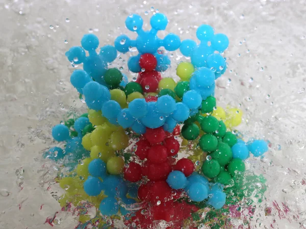 清洁透明的水冲刷病毒分子的塑料模型 — 图库照片