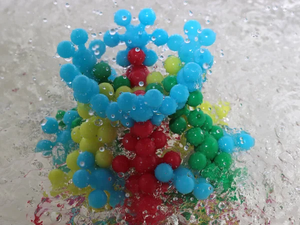 Пластикова Абстрактна Модель Вірусного Мікроба Промивається Потоком Чистої Води — стокове фото