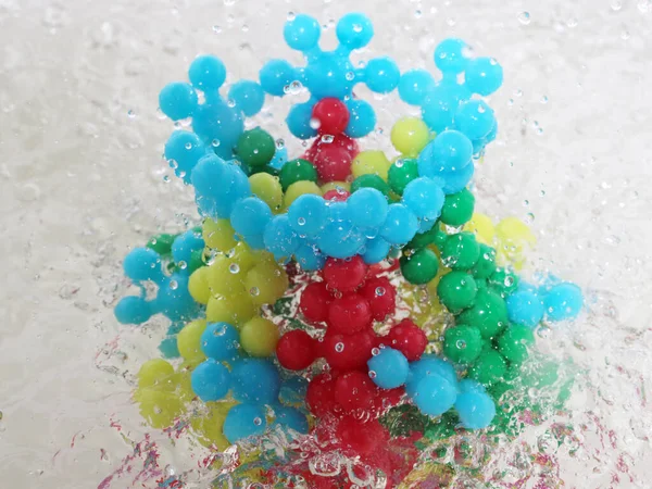 Пластикова Абстрактна Модель Вірусного Мікроба Промивається Потоком Чистої Води — стокове фото