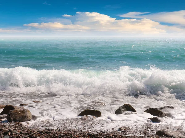 Красиве Блакитне Небо Над Гальковим Пляжем Узбережжя Моря — стокове фото