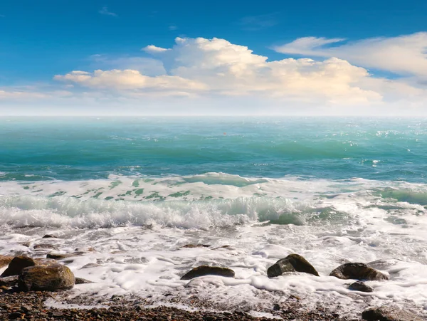 Schöner Blauer Himmel Über Dem Kieselstrand Der Meeresküste — Stockfoto