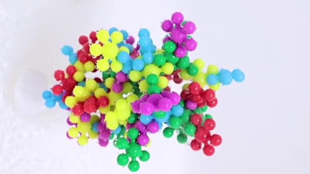 Plastový Abstraktní Model Molekuly Viru Proudu Čisté Tekutiny — Stock video