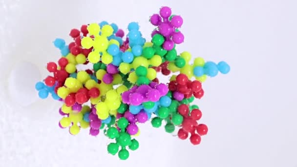 Пластикова Абстрактна Модель Молекули Вірусу Потоці Чистої Рідини — стокове відео