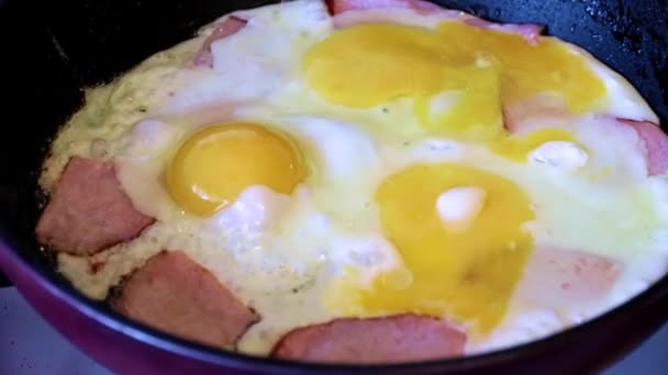 le processus de préparation des œufs frits avec saucisse pour le petit déjeuner du matin 