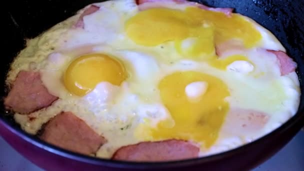 Proceso Preparación Huevos Fritos Con Salchicha Para Desayuno Mañana — Vídeo de stock
