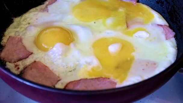 Processo Preparação Ovos Fritos Com Salsicha Para Café Manhã — Vídeo de Stock