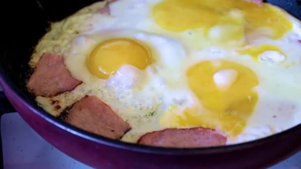 朝の朝食にソーセージで目玉焼きを作って — ストック動画