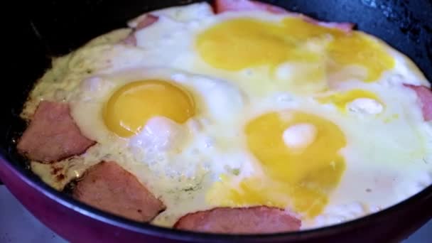 Processo Preparação Ovos Fritos Com Salsicha Para Café Manhã — Vídeo de Stock