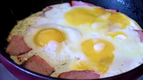 朝の朝食にソーセージで目玉焼きを作って — ストック動画