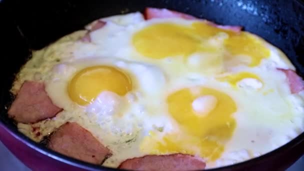 Processus Préparation Des Œufs Frits Avec Saucisse Pour Petit Déjeuner — Video