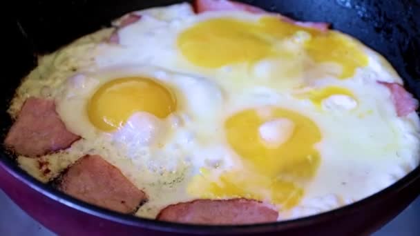朝の朝食にソーセージで目玉焼きを作って — ストック動画
