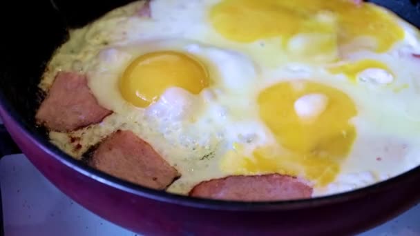 朝の朝食にソーセージで目玉焼きを作って — ストック動画