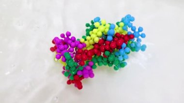 Kötü niyetli bir virüs molekülünün plastik modeli ve temiz su akışı.