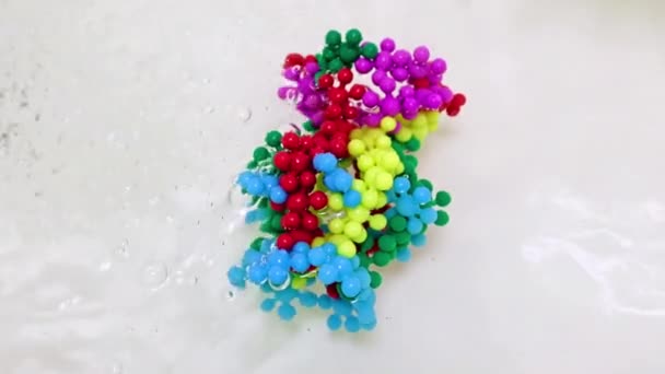 Plastic Model Van Een Kwaadaardig Virusmolecuul Een Stroom Schoon Water — Stockvideo