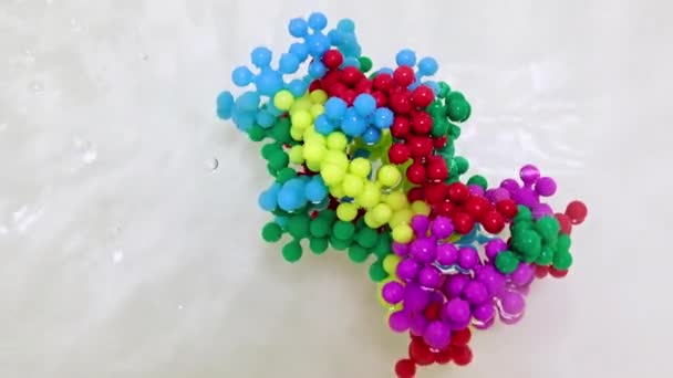 Rosszindulatú Vírusmolekula Tiszta Víz Áramlásának Műanyag Modellje — Stock videók