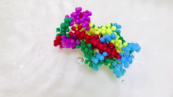 Modelo Plástico Uma Molécula Vírus Malicioso Uma Corrente Água Limpa — Vídeo de Stock