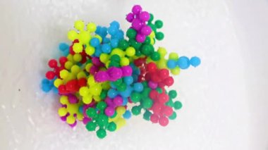Arındırıcı su akışındaki bir mikrop virüsünün plastik soyut modeli