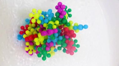 Arındırıcı su akışındaki bir mikrop virüsünün plastik soyut modeli
