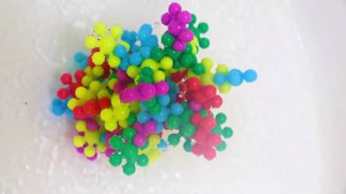 Arındırıcı su akışındaki bir mikrop virüsünün plastik soyut modeli