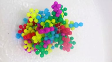 Arındırıcı su akışındaki bir mikrop virüsünün plastik soyut modeli
