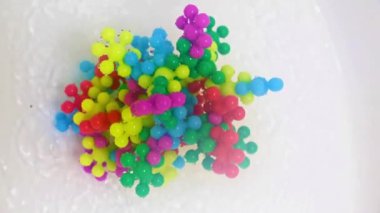 Arındırıcı su akışındaki bir mikrop virüsünün plastik soyut modeli