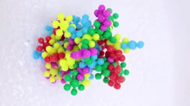 Arındırıcı su akışındaki bir mikrop virüsünün plastik soyut modeli