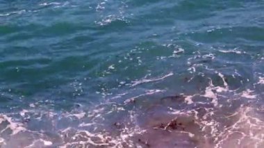 Fırtına sırasında su ve deniz dalgaları yüzeyinde köpük.