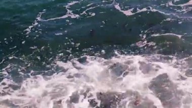 Fırtına sırasında su ve deniz dalgaları yüzeyinde köpük.
