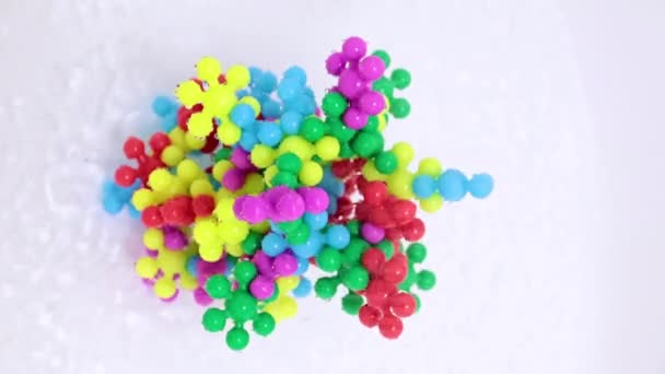 Plastový Abstraktní Model Mikroba Viru Čistícím Proudu Vody — Stock video