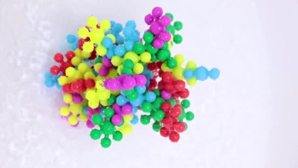 Plastový Abstraktní Model Mikroba Viru Čistícím Proudu Vody — Stock video