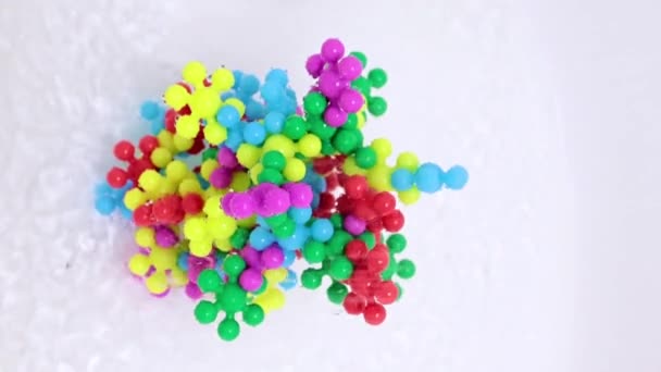 微生物ウイルスのプラスチック抽象モデルを精製水の流れの中で — ストック動画