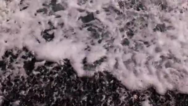 mousse à la surface de l'eau et les vagues de la mer pendant une tempête 