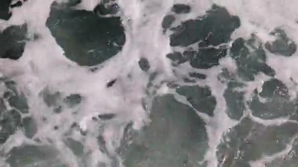 风暴期间水面上的泡沫和海浪 — 图库视频影像