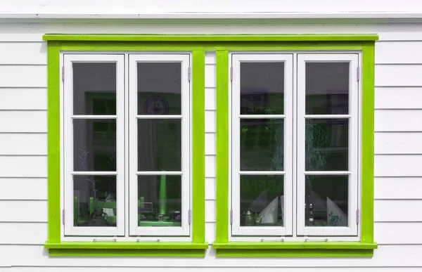Okna v Skandinávského domu — Stock fotografie